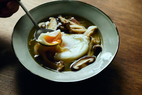 “塩きのこ”のぎゅっと凝縮した旨味に感無量。黄身を崩しながら味わう「きのこスープにポーチドエッグ」／4月8日の『たまごスープ日めくりカレンダー』