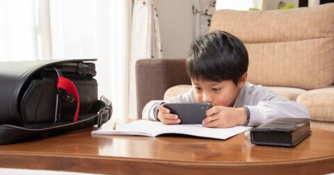 「スマホに依存する子ども」の親が、無意識に作っている“たった1つの原因” – まいにちがたのしくなるおやくそく できるかな？