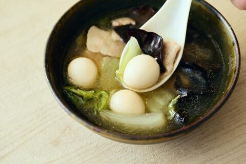 満足度、優勝！白メシにかけて丼にして、ワシワシとかっ込みたい。「うずらのたまご入り八宝菜風スープ」／4月12日の『たまごスープ日めくりカレンダー』