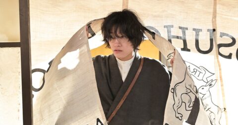 Aぇ！佐野晶哉、メガネ姿で登場！金田一耕助みたいな「くしゃくしゃ髪」に胸がザワつく〈風、薫る第11回〉 – 続・続朝ドライフ