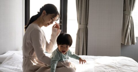 「夜、なかなか寝ない子」の親が無意識に作っている“たった1つの原因” – まいにちがたのしくなるおやくそく できるかな？