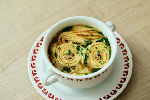 この食感、新体験。スープを吸ったクレープはトキメキの美味しさ。「クレープのコンソメ」／4月14日の『たまごスープ日めくりカレンダー』
