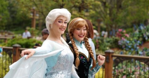 東京ディズニーの元清掃スタッフが「ありのまま」を告白！給料とボーナス、昇格の実態が過酷すぎる〈再配信〉 – 東京ディズニーの「光と影」