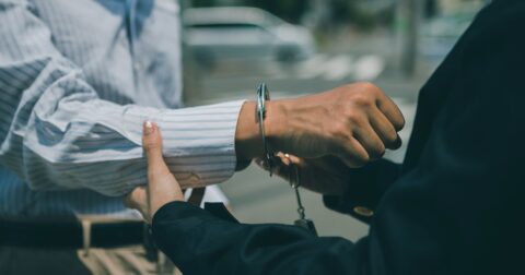 社員が逮捕後に保釈→自宅待機命令を出すことは可能？賃金はどうすべき？【弁護士が解説】 – ニュースな本
