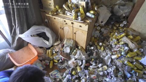 ｢缶の中身は『尿』だった｣ 20年で”14トンのゴミ”に埋もれた団地の一室…バールでも掘れない《ゴミ屋敷の壮絶な実態》 | ライフ | 東洋経済オンライン