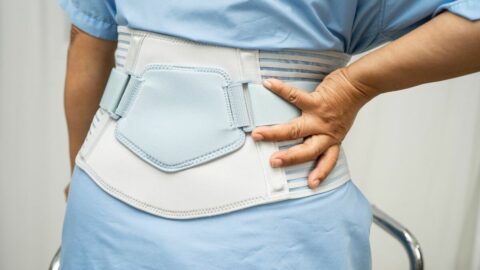 長引く腰痛…｢坐骨神経痛で即手術｣は大間違い！ 60代の半数が悩む”痛みの真犯人”は｢反り腰｣だと断言できるワケ | ライフ | 東洋経済オンライン