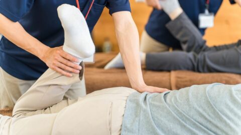 大きな誤解！｢ぎっくり腰は絶対安静｣で､腰痛は治らない…”再発を繰り返す人”が陥る罠と､最速で治す｢3つの手順｣ | ライフ | 東洋経済オンライン