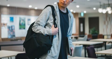 「40歳でパーカーはダサい？」…SNSで他人の服を裁き続ける人たちの残念な心理 – ニュースな本