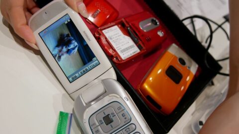 ｢電池パック裏にプリクラ｣｢ギャル文字｣が懐かしい…　20年ぶりに電源入り歓喜！《ガラケー復活イベント》が盛況の背景　 | ビジネス | 東洋経済オンライン