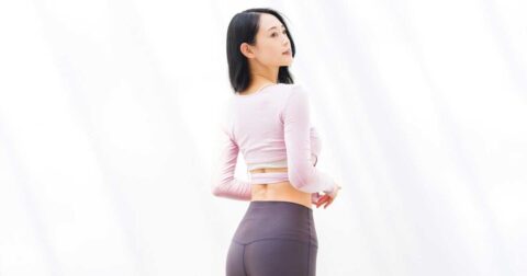 【くびれのプロが伝授】座りっぱなしの「お腹ぽっこりさん」が「くびれ美人」に。実践した3ステップ – くびれヨガ