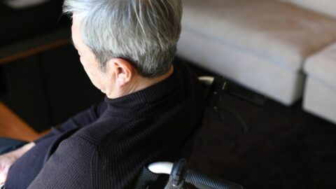 ｢右手に触るな！｣リハビリを拒絶する脳卒中70代男性の心を開いた”意外なひと言”…訪問看護師が担う”家族ケア”のリアル | ライフ | 東洋経済オンライン
