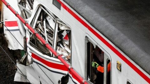 ジャカルタ近郊で通勤電車と長距離列車が衝突､なぜ押しつぶされた車両に挟まれた15人の犠牲者が全員女性だったのか | ライフ | 東洋経済オンライン