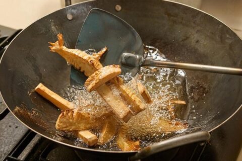 【筍の最高の食べ方】醤油をまぶすのが秘訣！「春筍の素揚げ」は、旬を極める湯島聖堂レシピの真骨頂