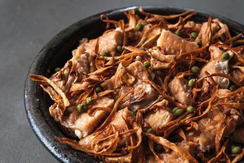 【実山椒の香りが食欲をそそる】クラフトビールと相性抜群な、煮穴子と新ごぼうの素揚げのご馳走ちらし寿司