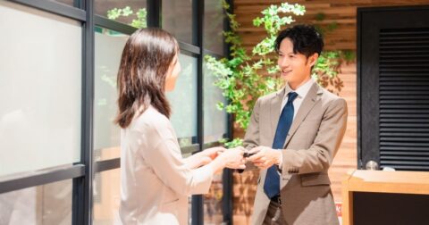 「会社の名刺」にすがる人は要注意…退職した瞬間「誰とも連絡が取れなくなる人」の残念な特徴 – インド人は悩まない