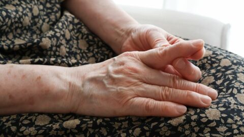 【ピークは60代】しびれ､腫れ､変形…中高年女性を悩ます《手指の不調》が起きる意外な要因と､正しい向き合い方 | ライフ | 東洋経済オンライン