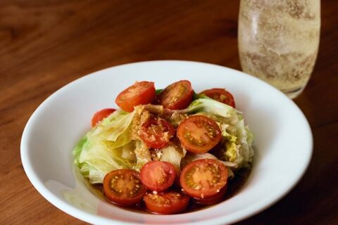 特製にんにく生姜ポン酢ダレがからんだシャキシャキレタスとトマトの破壊力たるや！ハイボールが進んで仕方ない「レタスの冷しゃぶ」／『メゼババ』高山大シェフの「家つまみレシピ」