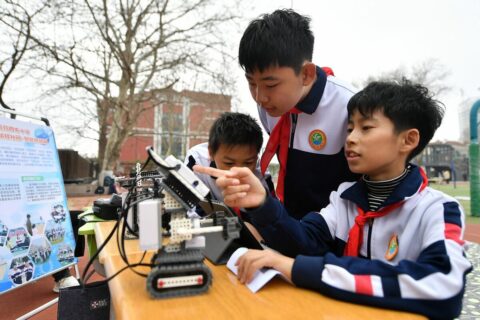 小学校教育へのAI導入は問題だらけ､早期のAI教育によって恩恵を受けるのは生徒ではなくテクノロジー企業だ | 政治・経済・投資 | 東洋経済オンライン