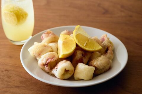 圧倒的に軽い衝撃のふわサク食感！店の大定番として君臨するメニュー「ヤリイカのフリット」を本邦初公開！／『メゼババ』高山大シェフの「家つまみレシピ」
