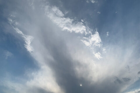 青空の一方向から広がる「濃密巻雲」に注意。雷雨を伴う雲が近くにある兆しかも