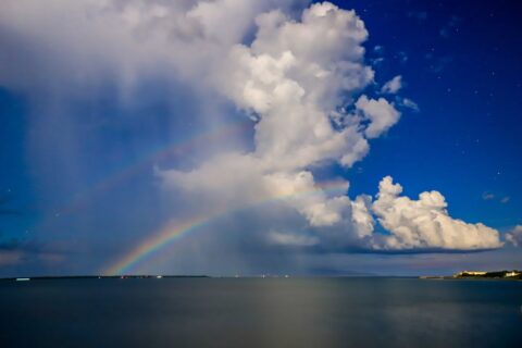 5月の満月は「フラワームーン」。幸せを運ぶ「月虹」を見るには、満月付近の天気雨の夜が狙い目