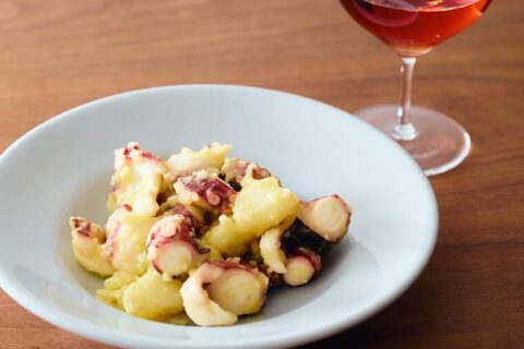 プリップリでほっくほく！じゃがいものピュレがとろんとタコにからみ、山と海の旨味がランダムに押し寄せる「タコじゃが」／『メゼババ』高山大シェフの「家つまみレシピ」