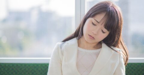電車で隣の女性が居眠りで寄りかかってくる→降りる時に声をかけて起こす？黙って立ち上がる？ – Lifestyle Analysis
