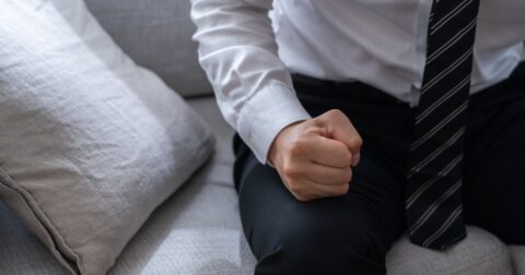 【理不尽な事件のニュース】三流は「許せない！」と怒る、二流は「距離をとる」。では一流は？ – 「悩まない人」の考え方