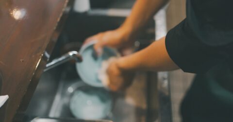 40代タイミーおじさんが「金曜夜の居酒屋」でスキマバイト！帰り際、「バイト仲間のひと言」が胸に染みる… – タイミーさんが見た世界