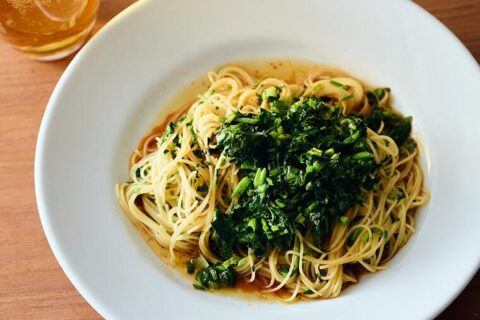 たっぷりな背徳の油と、大盛りパクチーの清涼感で箸がノンストップ！〆につくったのにハイボールが進んで仕方ない「パクチー油カペッリーニ」／『メゼババ』高山大シェフの「家つまみレシピ」