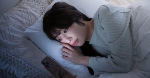 「スマホを見ないと眠れない…」寝る前の悪習慣を断ち切る方法・ベスト1 – 人生アップデート大全
