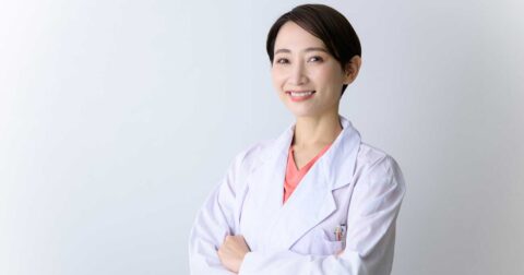 【脳の専門医が教える】なぜ高血圧を放置するともの忘れがひどくなる？認知症リスクを高めるNG習慣 – 脳の専門医が教える 100歳までボケない脳　「ミクログリア」が味方する６つの習慣術
