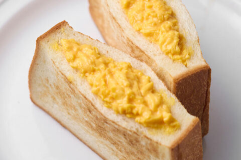 柔らかクリーミーなスクランブルエッグを、ポケット状のパンの中へ！トロ～リ＆サックリな食感がたまらない「スクランブルエッグサンドウィッチ」／ホテルニューオータニ（東京）の「王道」たまごサンドウィッチ、完全版