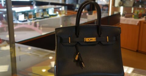 そりゃマネできないわ…エルメス「バーキン」を踏みつけたジェーン・バーキンの、成金に見せないおしゃれ術 – ニュースな本