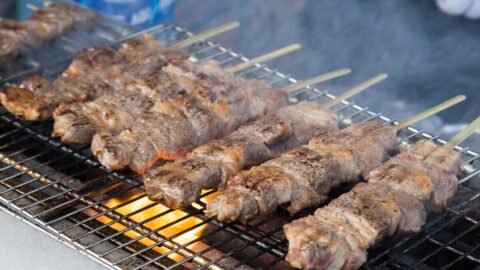 “あの害獣”が串焼きに!?　栃木･益子陶器市の楽しみは器選びだけじゃなかった――50代姉妹がはまった｢肉の味｣とは | ライフ | 東洋経済オンライン