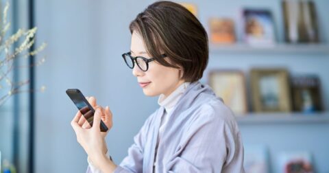スマホ依存は意志の弱さではない、スマホを開いて0.3秒…脳に快楽が届く「やめられないシステム」 – 脱スマホ術