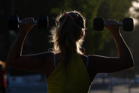 女性こそ筋トレが必要だ…日常生活に簡単な筋トレを取り入れるだけで寿命や生活の質が向上 | ライフ | 東洋経済オンライン