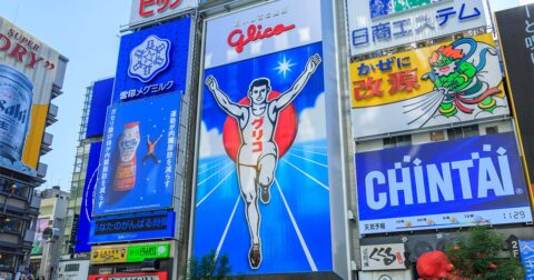 グリコ「走る人」の顔を変えた女子学生の「辛辣だけど納得のひと言」 – ニュースな本