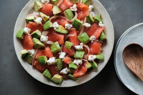 【ポイントはレモン果汁の寿司飯】子供からご年配までみんなが楽しめる、スモークサーモンとアボカドのちらし寿司