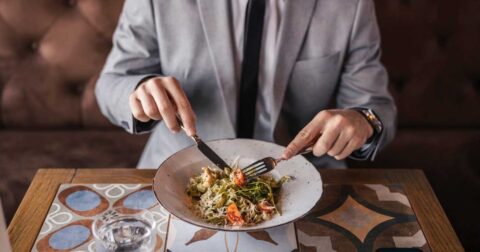 【「人生最高レストラン」出演で話題】【世界一の美食家が教える】「迷惑？ 歓迎？」一人客に対して、飲食店が思っている本音〈再配信〉 – 美食の教養