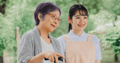 なぜ「おばあちゃん」は髪を紫色に染めるのか？→現役美容師の考察が目からウロコだった！ – Lifestyle Analysis