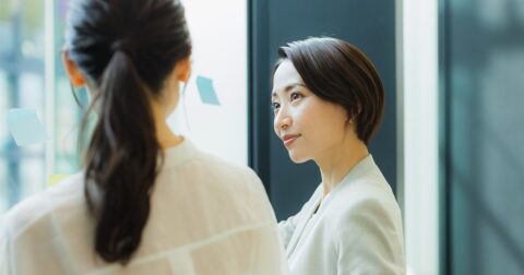 感じのいい上司が「厳しい話をする時」にさりげなく使う〈魔法のフレーズ〉とは？ – デキる上司のズルい一言