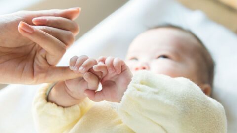 63％の専門職が実感《赤ちゃんに発達上の変化》､｢浅い眠り｣｢排便困難｣｢横抱きを嫌がる｣｢頭の形に歪み｣･･･背景に何が？ | キャリア・教育 | 東洋経済オンライン