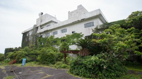 新婚旅行の聖地→バブル遺産となっているが…《廃墟ホテル群》が眠る岬に広がる｢野生馬の王国｣ | ライフ | 東洋経済オンライン