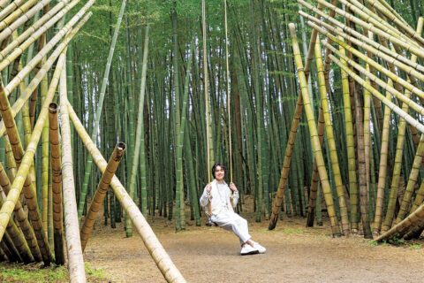 バレエダンサー 柄本 弾さんが竹林の多彩な楽しみに浸る。「若竹の杜 若山農場」で叶う非日常体験