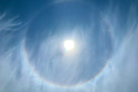 太陽の周りの虹色の輪「ハロ」は5月に多く登場！ 見つけたら雨が降るかもしれません