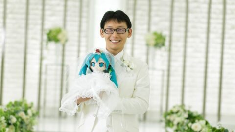 一緒に食事や旅行も…35歳で《初音ミク》と結婚した男性　三次元の恋は高校が最後――彼が｢ミクさん｣に恋するまで | ライフ | 東洋経済オンライン