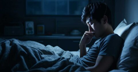 ​【精神科医が教える】夜眠れないほどの「不安」がスッと消える…ネガティブ思考を手放すためのたった1つのこと – 精神科医Tomyが教える　１秒で不安が吹き飛ぶ言葉