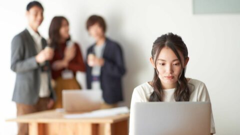 いつまで経ってもなぜか会社になじめない…｢キャリア採用｣の社員が今すぐ済ますべき転職先での《通過儀礼》 | キャリア・教育 | 東洋経済オンライン