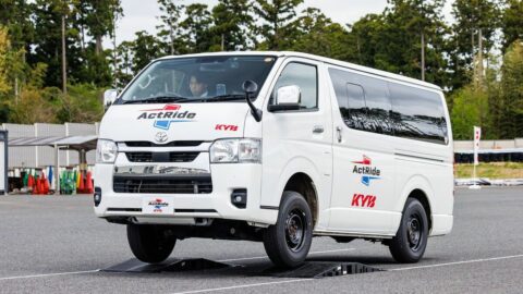 ハイエースが激変！スマホで｢乗り心地｣を変える｢カヤバ｣が開発した新世代システムの妙技 | ビジネス | 東洋経済オンライン